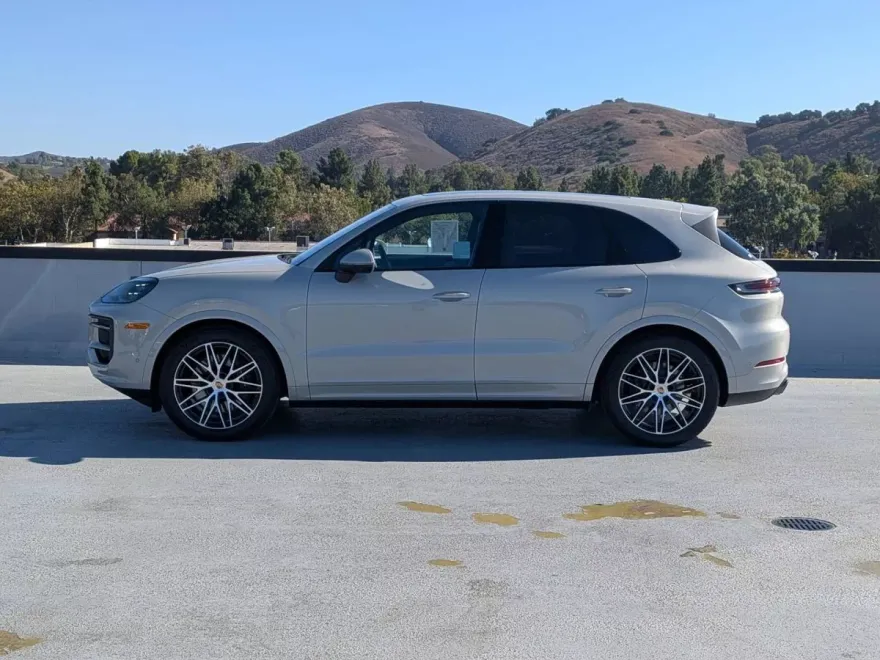 2025 Porsche Cayenne Base photo 1
