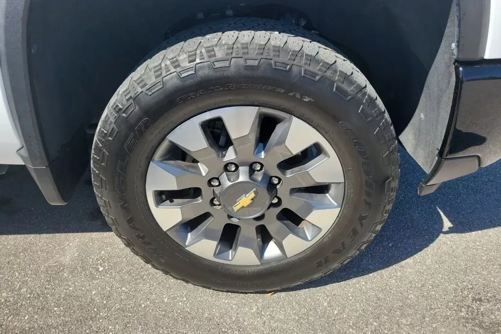 2024 Chevrolet Silverado Custom photo 1