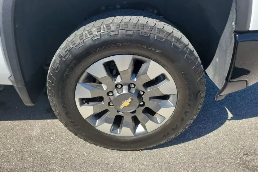 2024 Chevrolet Silverado Custom photo 1
