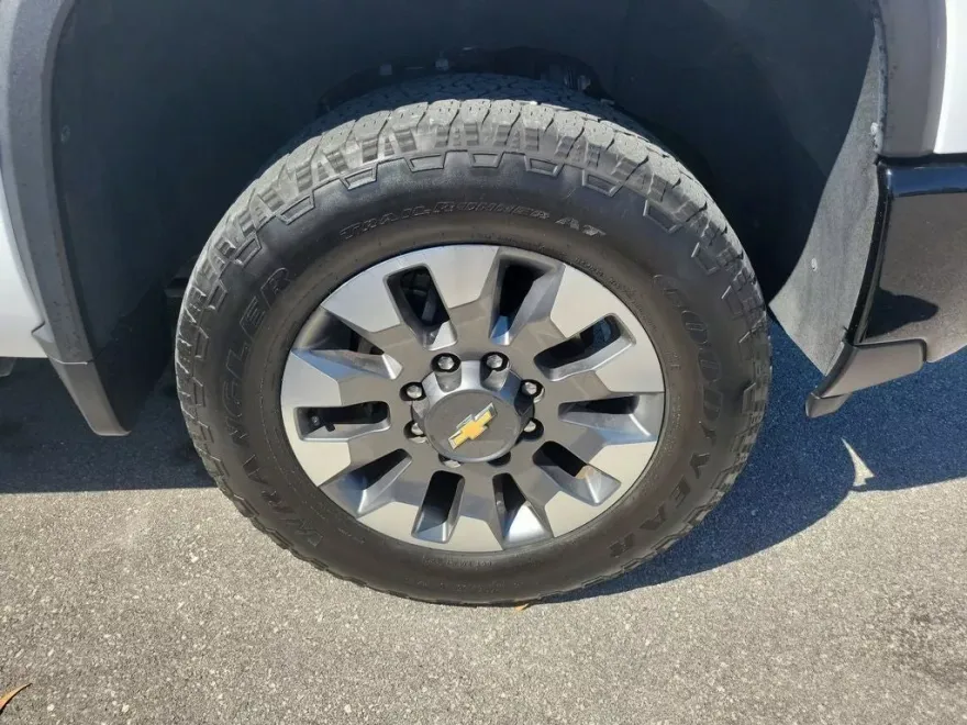 2024 Chevrolet Silverado Custom photo 1