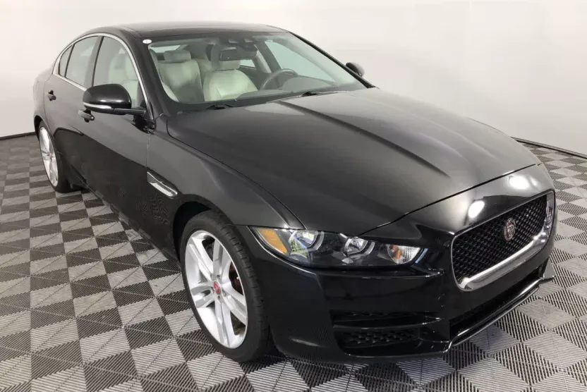 2017 Jaguar XE Prestige photo 1