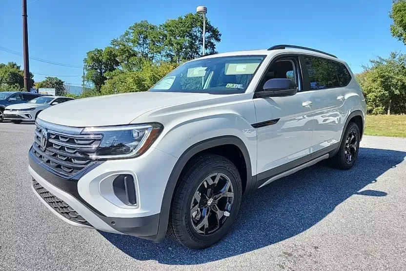 2025 Volkswagen Atlas Peak Edition SE photo 1