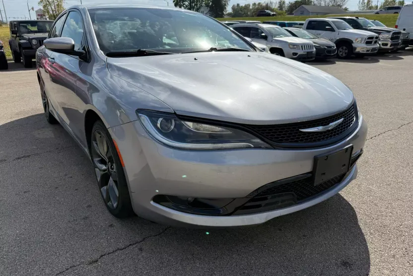 2015 Chrysler 200 S photo 1