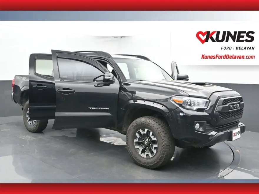 2017 Toyota Tacoma SR photo 1