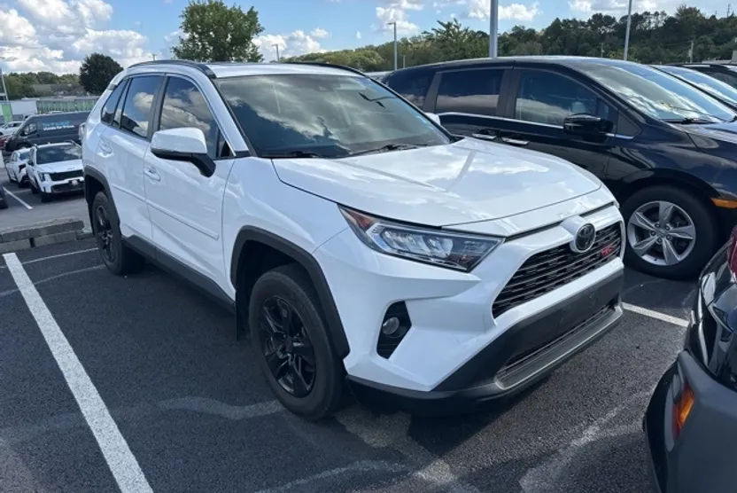 2021 Toyota RAV4 XLE photo 1