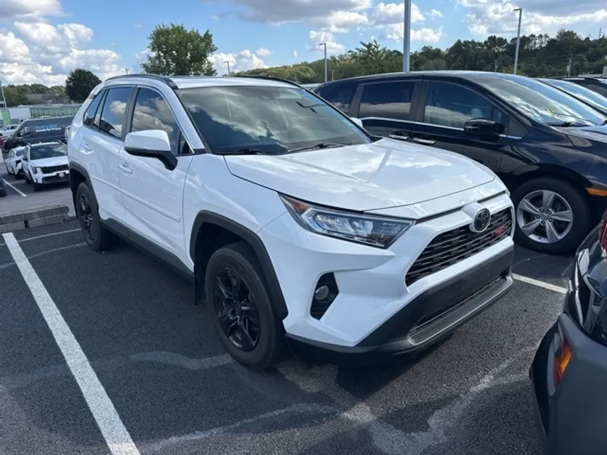 2021 Toyota RAV4 XLE photo 1