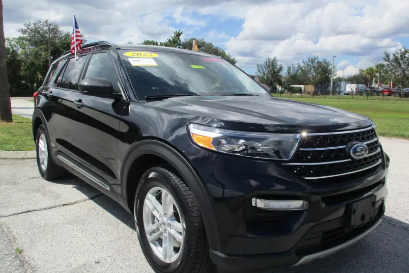 2022 Ford Explorer XLT photo 1