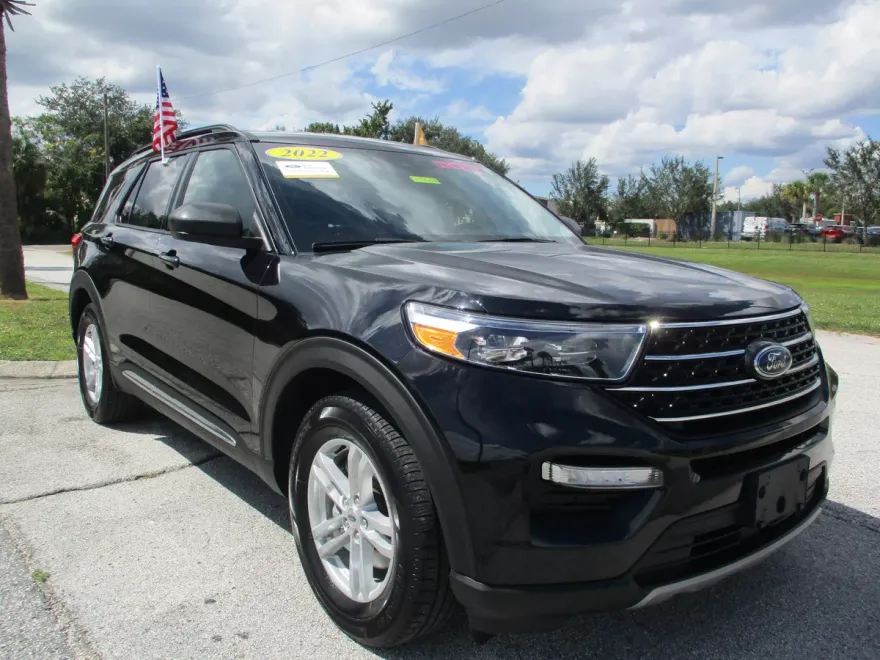 2022 Ford Explorer XLT photo 1