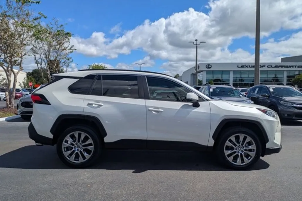 2021 Toyota RAV4 XLE Premium photo 1