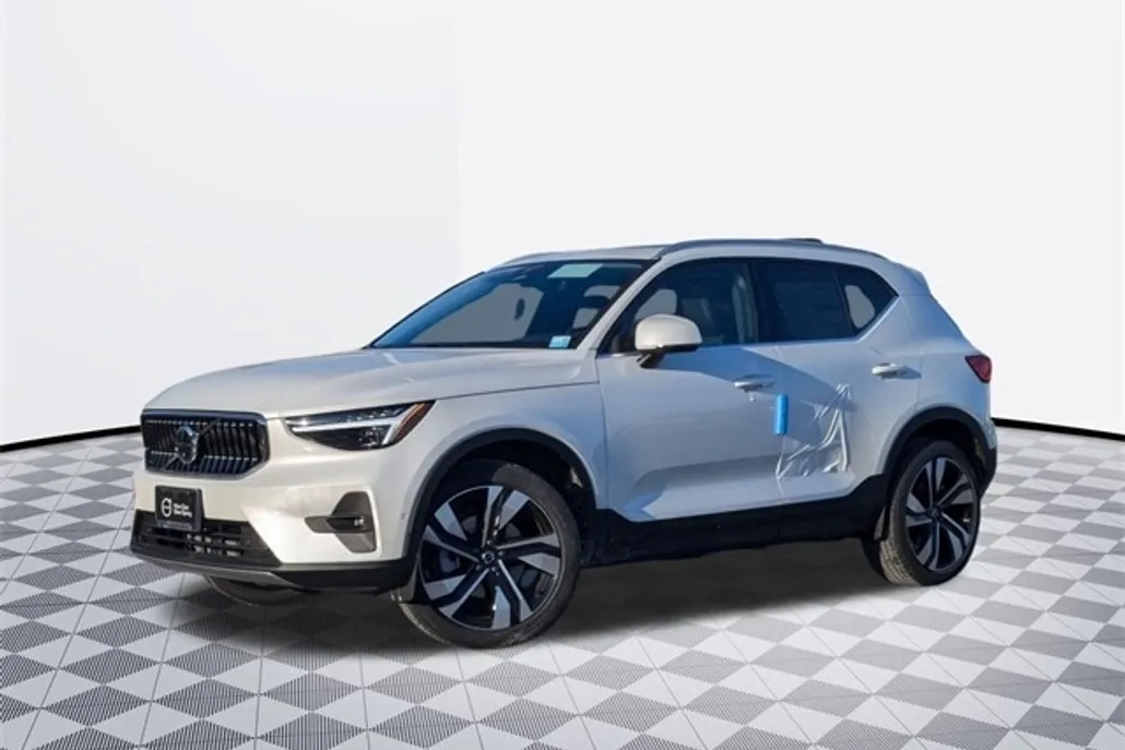 2025 Volvo XC40 photo 1