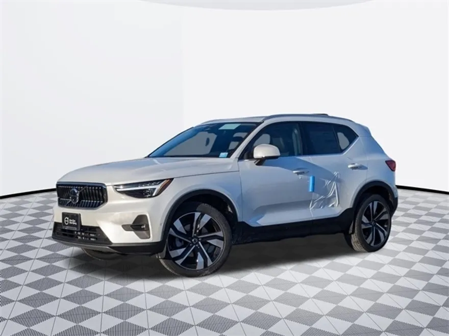 2025 Volvo XC40 photo 1