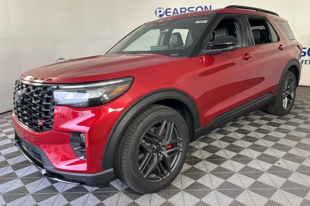 2025 Ford Explorer ST photo 1