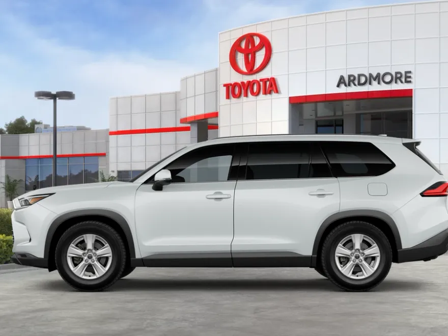 2025 Toyota Grand Highlander LE photo 1
