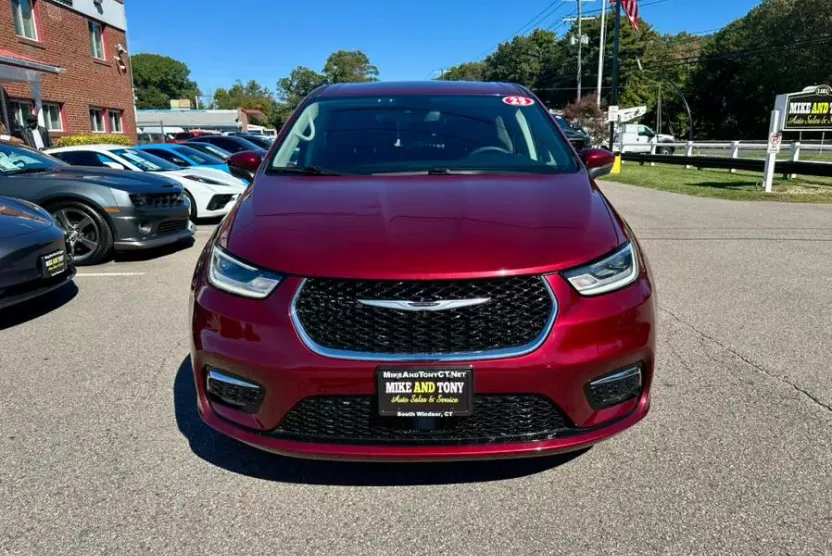 2023 Chrysler Pacifica Touring L photo 1