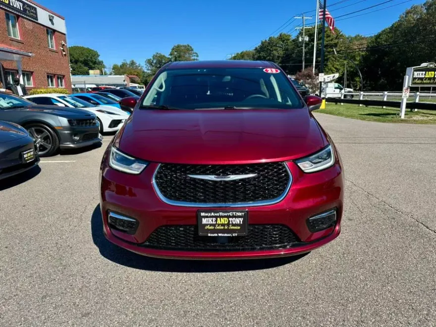 2023 Chrysler Pacifica Touring L photo 1