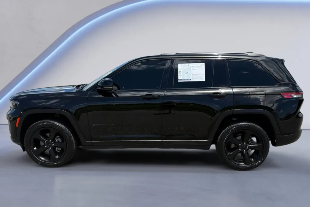 2023 Jeep Grand Cherokee Altitude photo 1