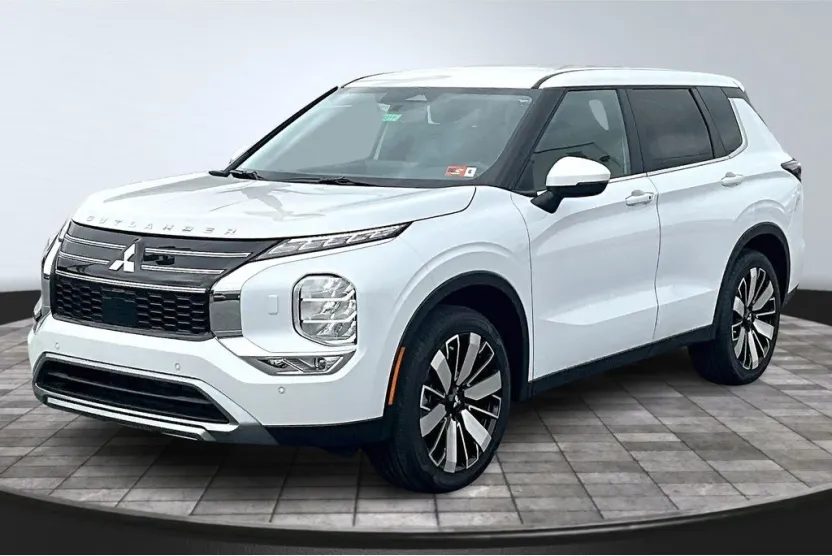 2025 Mitsubishi Outlander SE photo 1