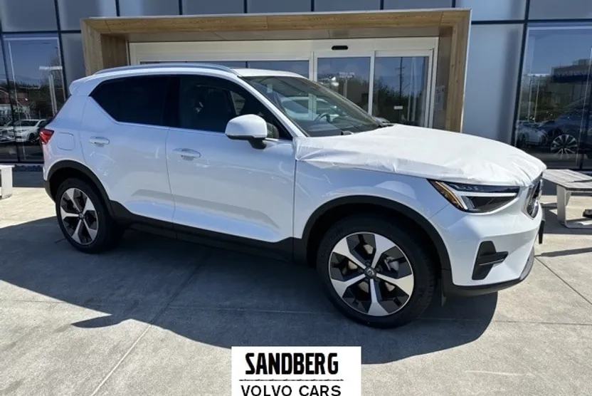 2025 Volvo XC40 Core photo 1