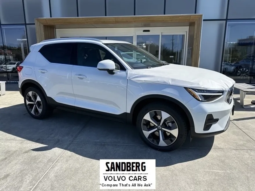 2025 Volvo XC40 Core photo 1
