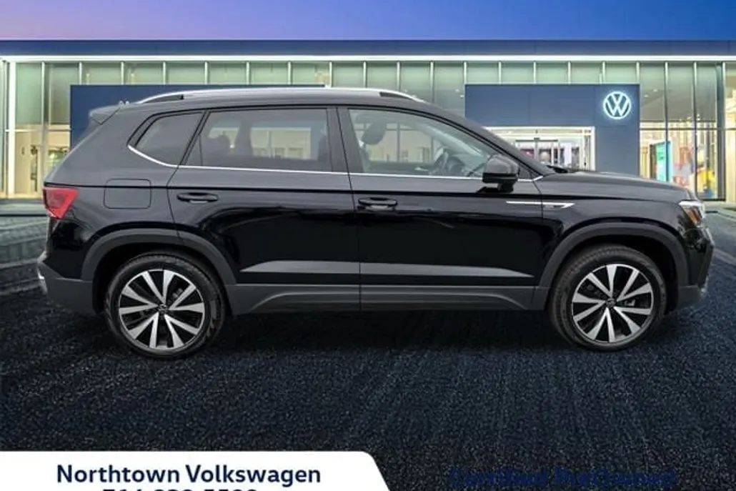 2023 Volkswagen Taos SE photo 1