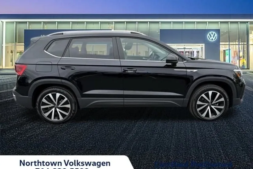 2023 Volkswagen Taos SE photo 1