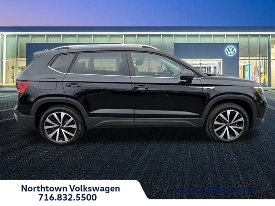 2023 Volkswagen Taos SE photo 1