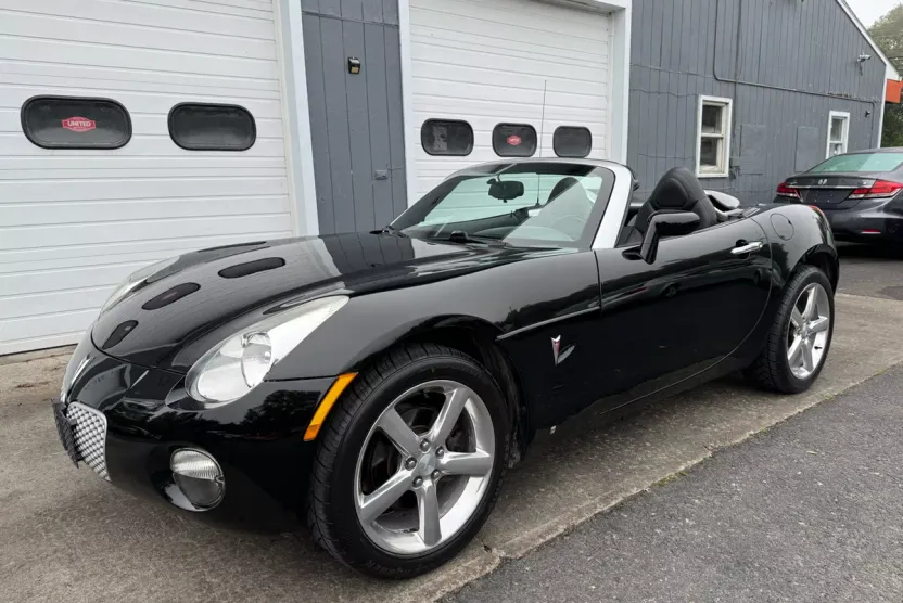 2008 Pontiac Solstice Convertible photo 1