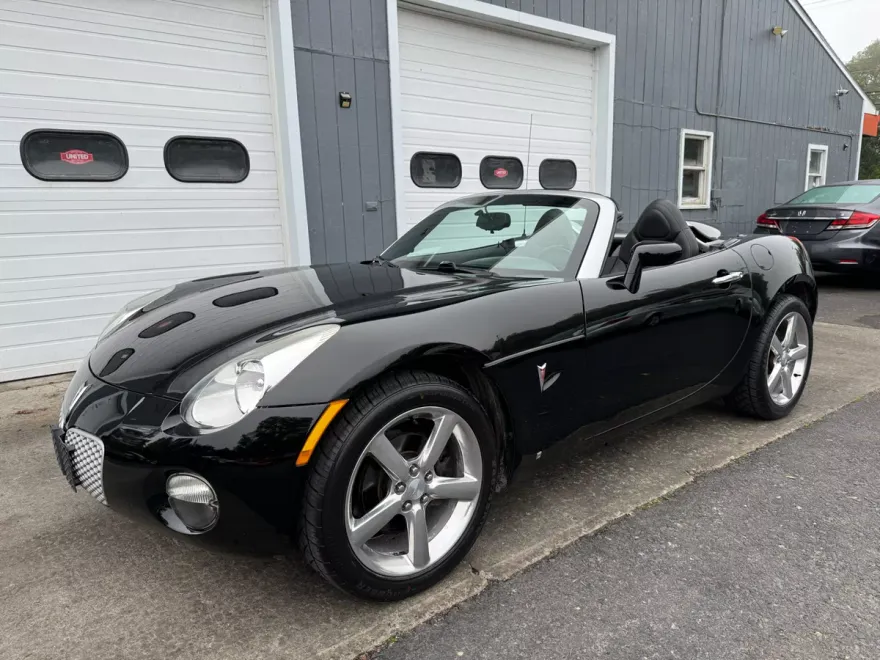 2008 Pontiac Solstice Convertible photo 1