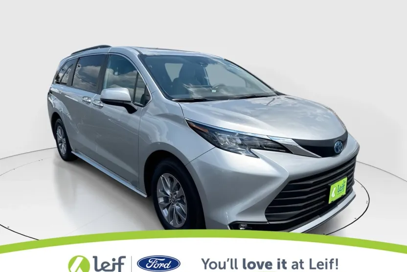 2025 Toyota Sienna XLE photo 1