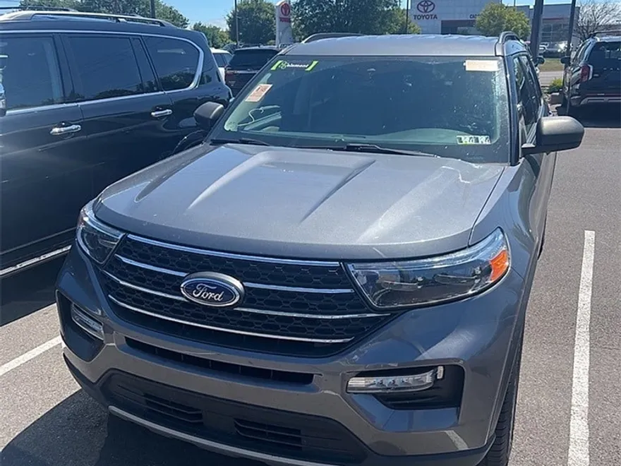 2022 Ford Explorer XLT photo 1