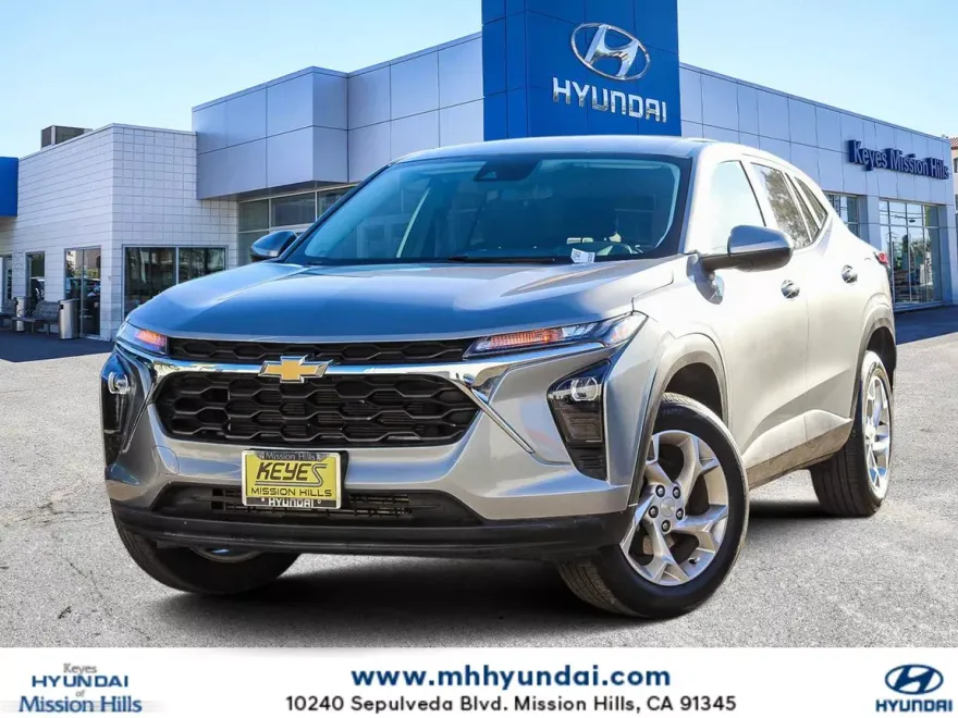 2024 Chevrolet Trax LS photo 1