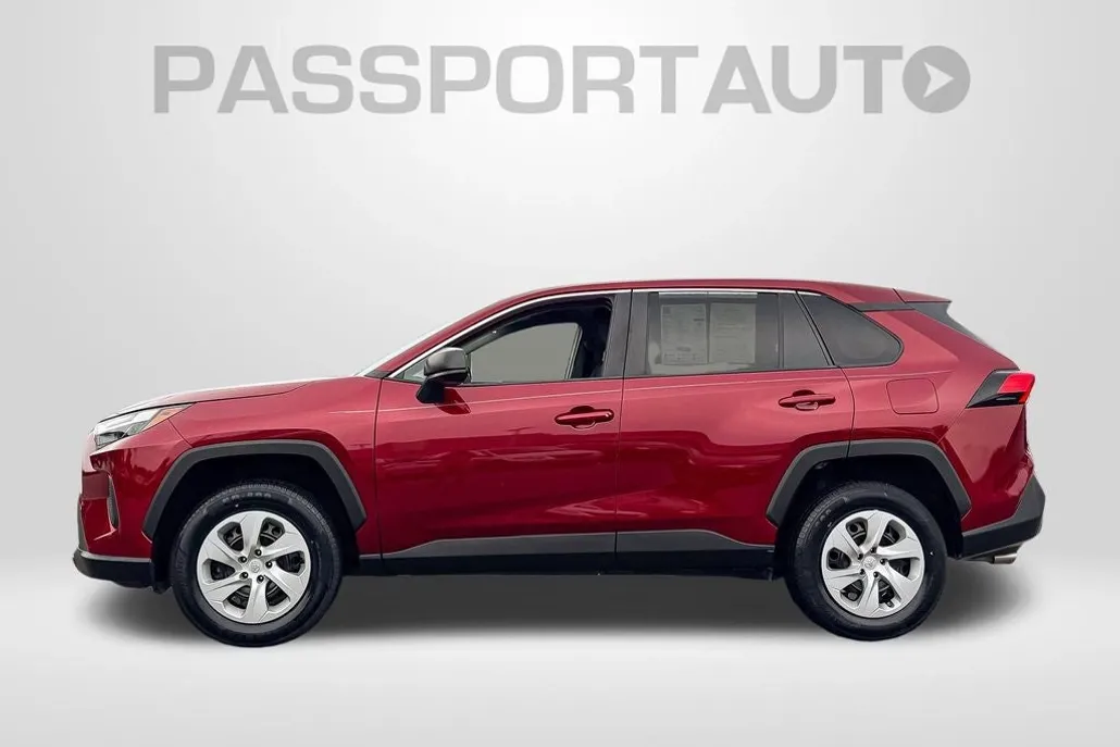 2023 Toyota RAV4 LE photo 1