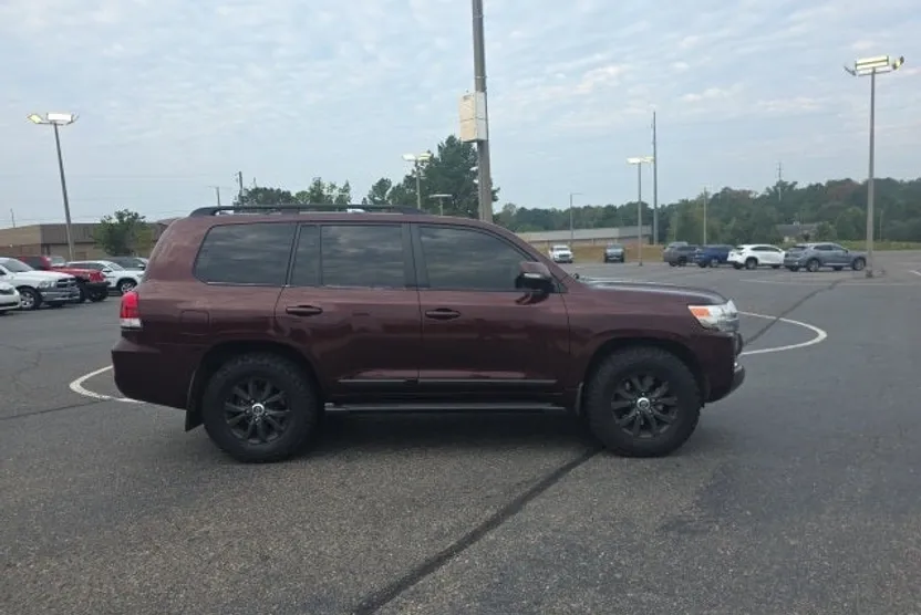 2016 Toyota Land Cruiser Base photo 1