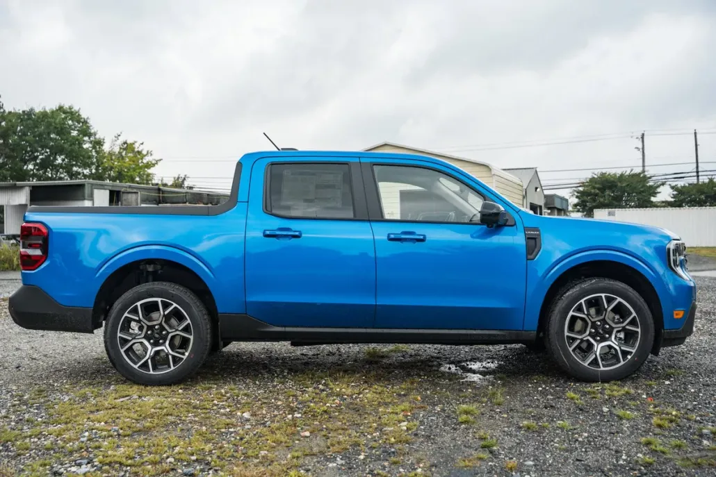 2025 Ford Maverick Lariat photo 1