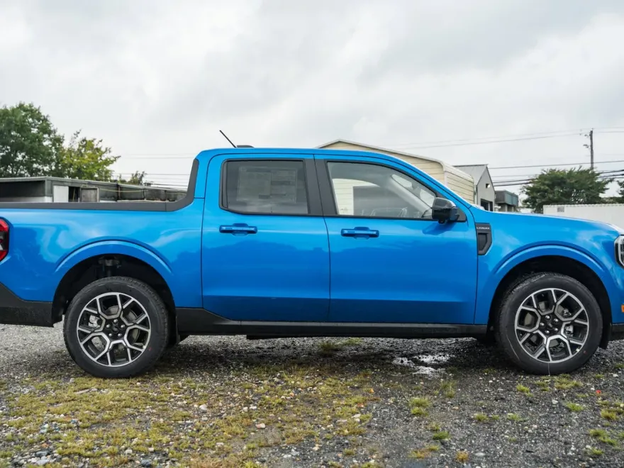 2025 Ford Maverick Lariat photo 1