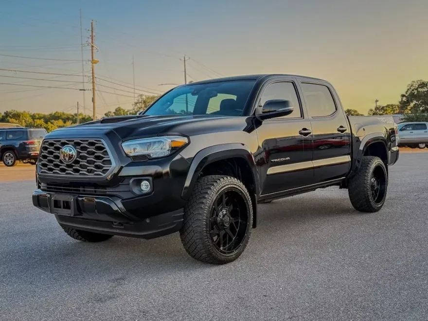 2023 Toyota Tacoma TRD Off-Road photo 1