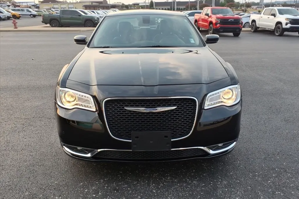 2016 Chrysler 300 Limited photo 1