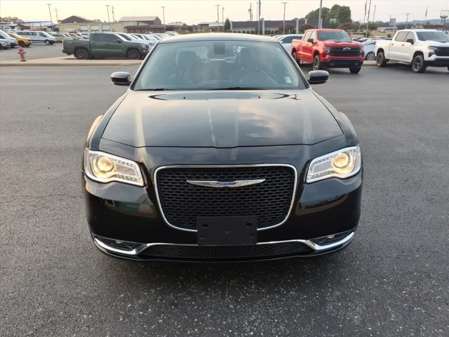 2016 Chrysler 300 Limited photo 1