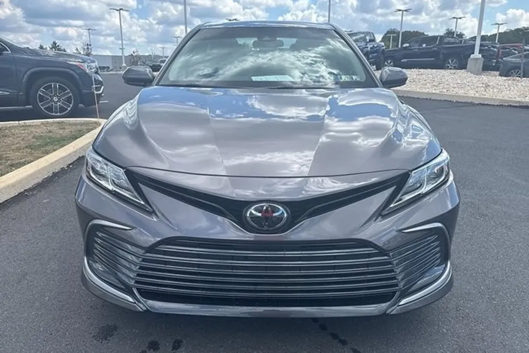 2023 Toyota Camry LE SE photo 1