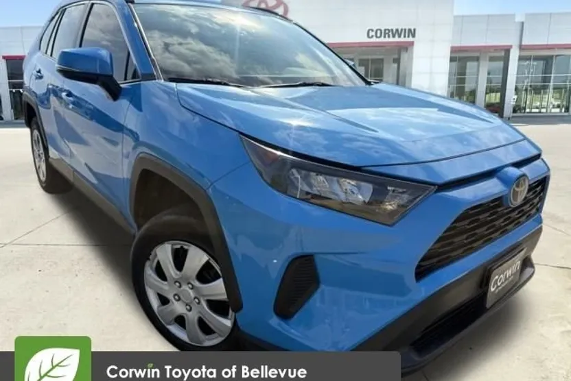 2020 Toyota RAV4 LE photo 1
