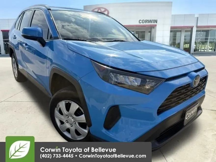 2020 Toyota RAV4 LE photo 1