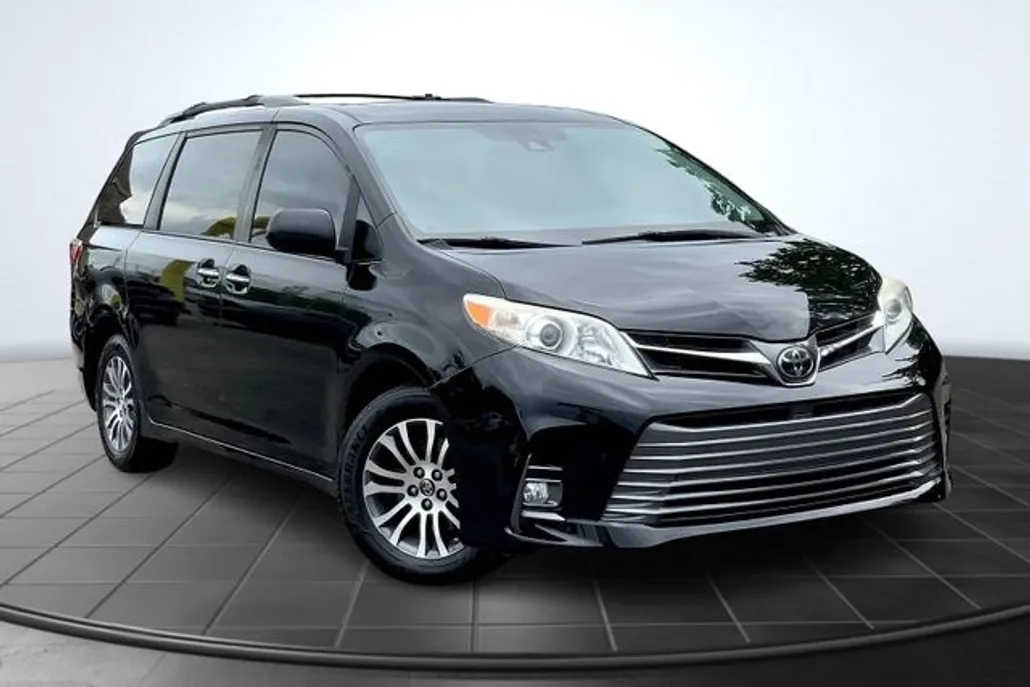 2019 Toyota Sienna XLE photo 1