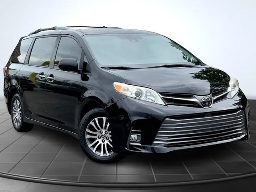 2019 Toyota Sienna XLE photo 1