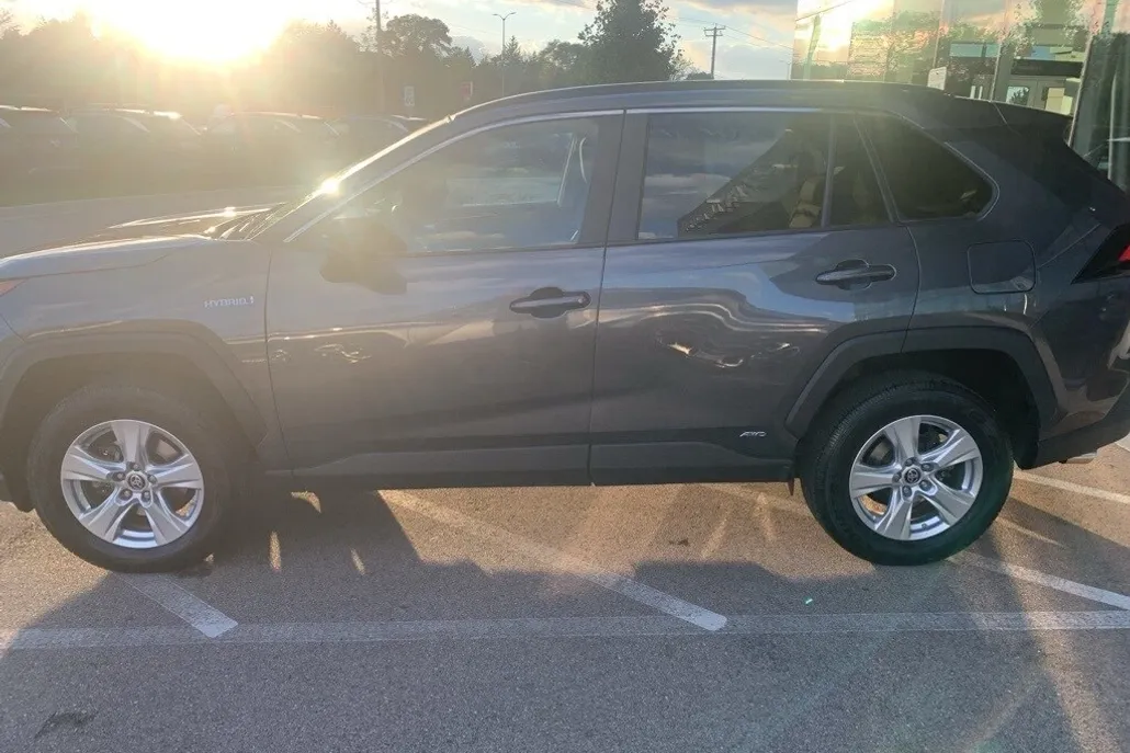 2021 Toyota RAV4 Hybrid LE photo 1