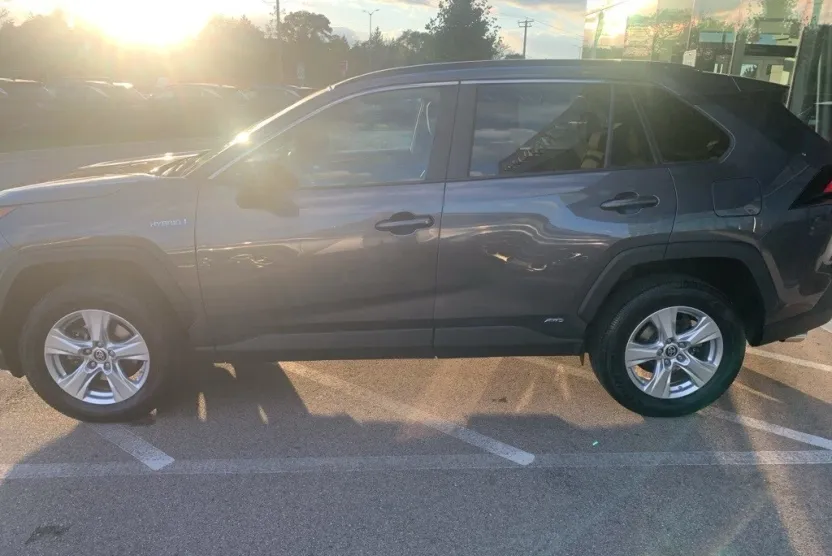 2021 Toyota RAV4 Hybrid LE photo 1