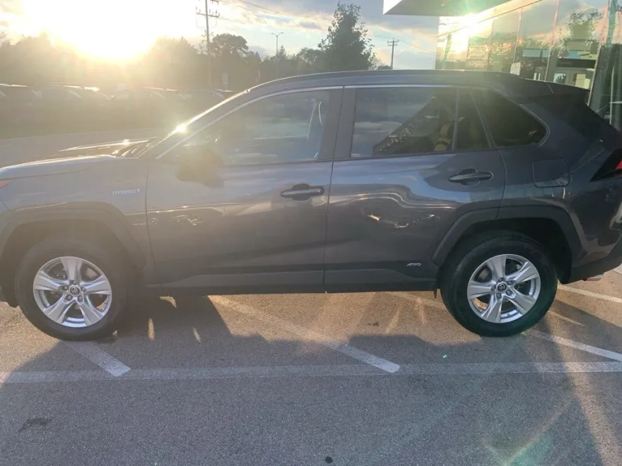 2021 Toyota RAV4 Hybrid LE photo 1