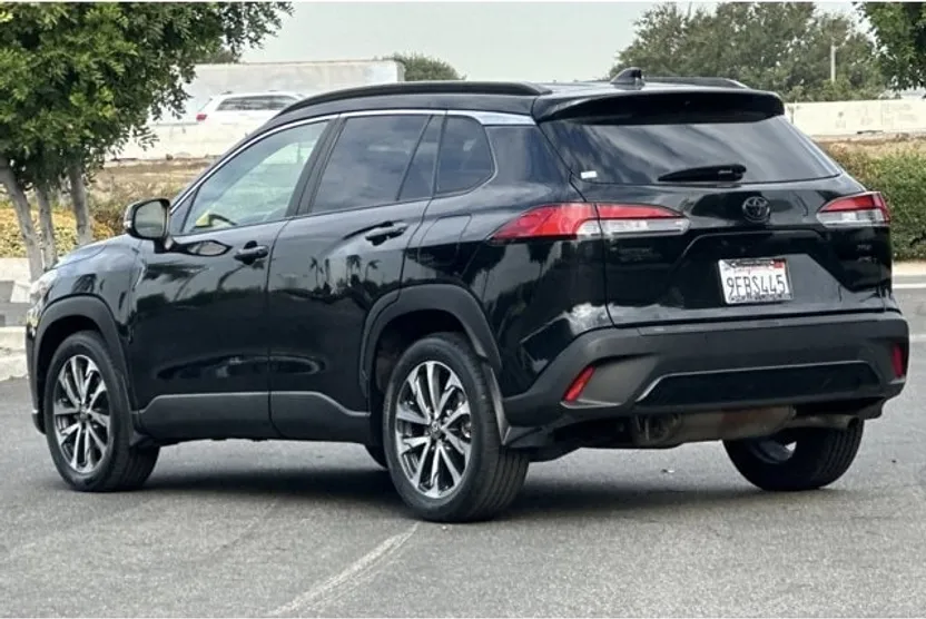 2022 Toyota Corolla Cross XLE photo 1