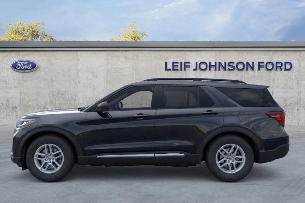 2025 Ford Explorer photo 1