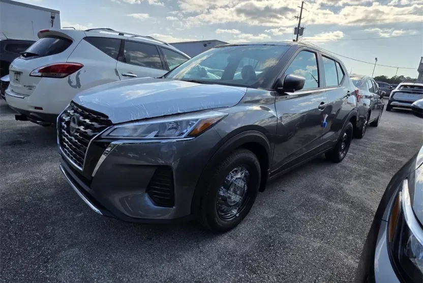 2025 Nissan Kicks Play S photo 1