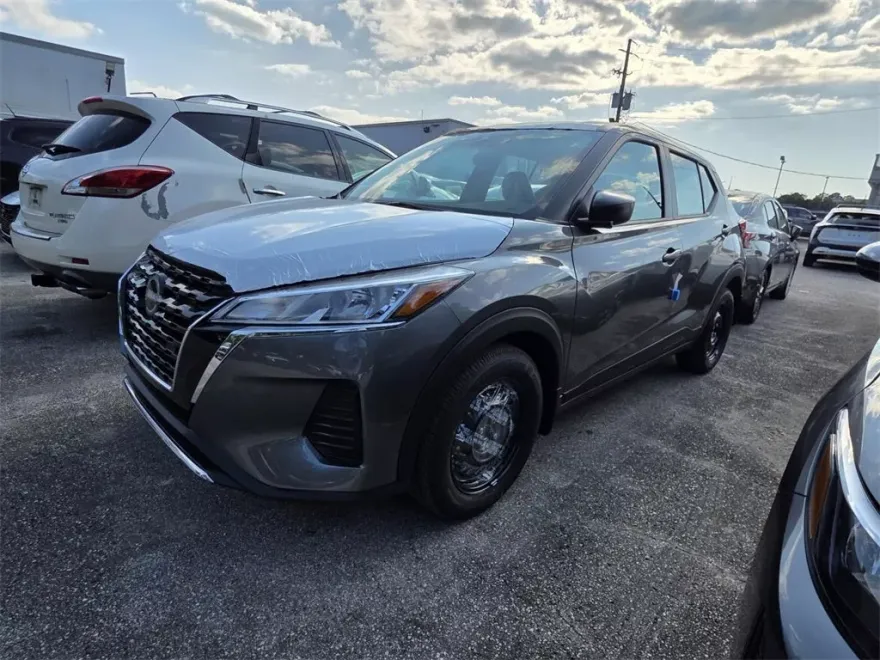 2025 Nissan Kicks Play S photo 1